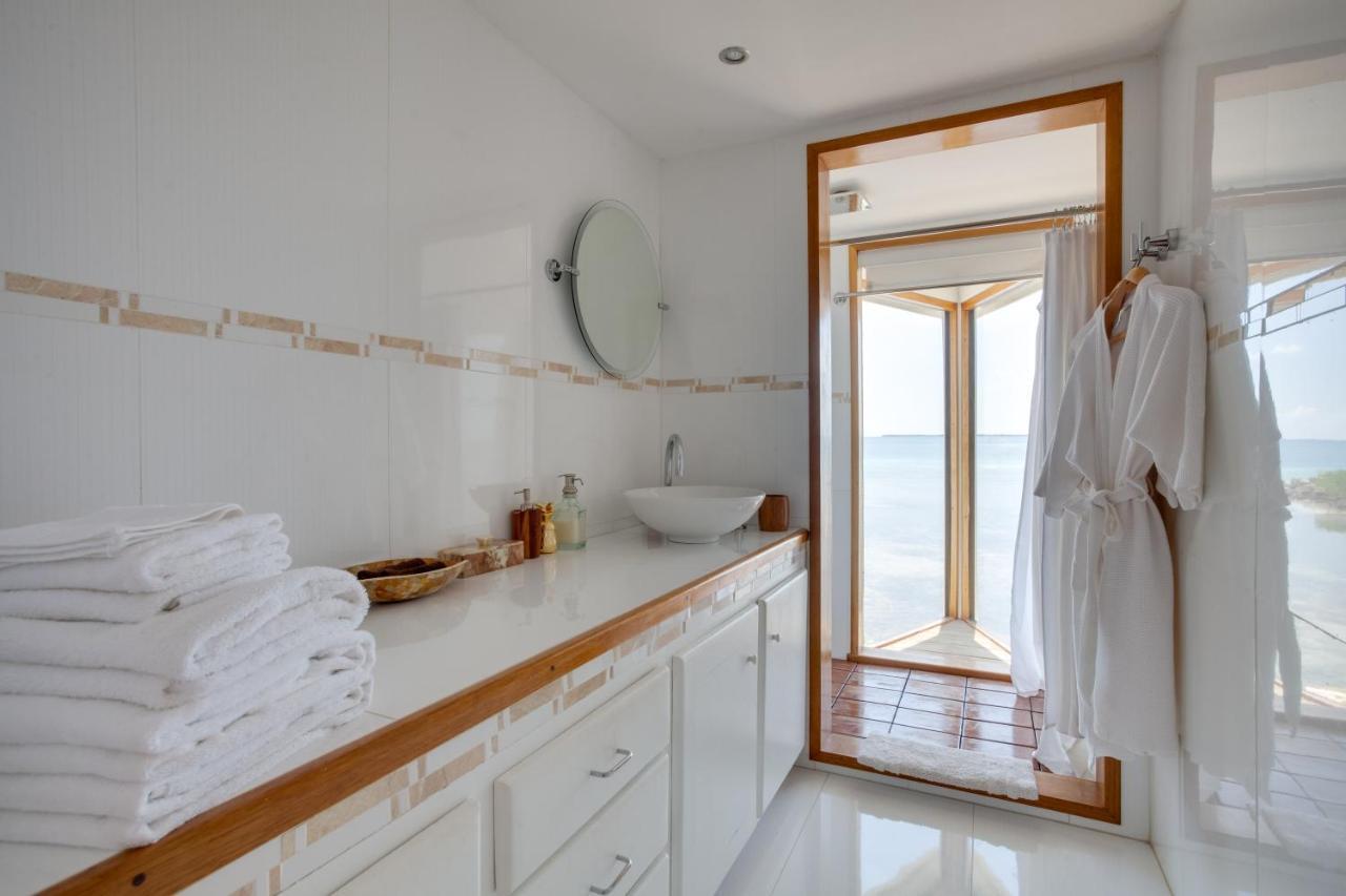 Royal Belize Hotel Thatch Caye Bagian luar foto